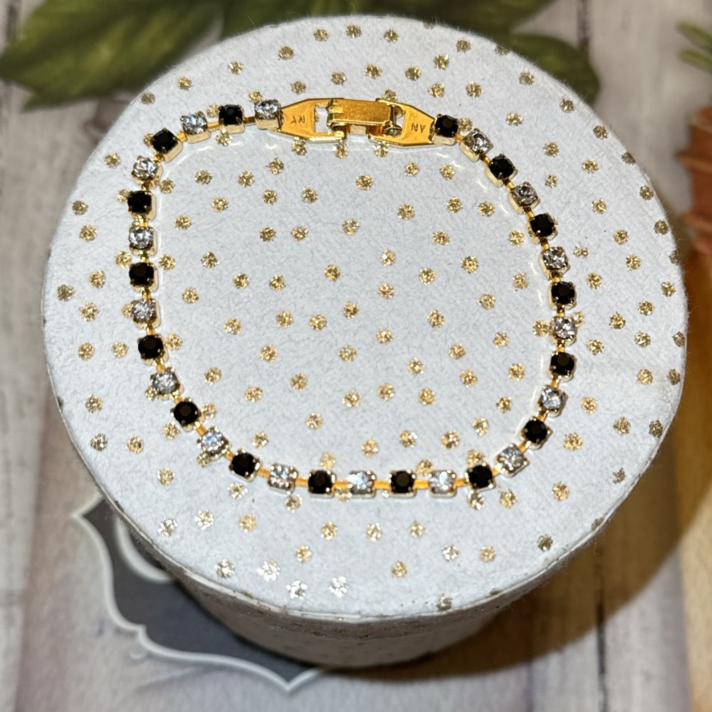 48 hour Sale Women’s ⚫️⚪️ Black & White Diamond Gild Plated Bracelet